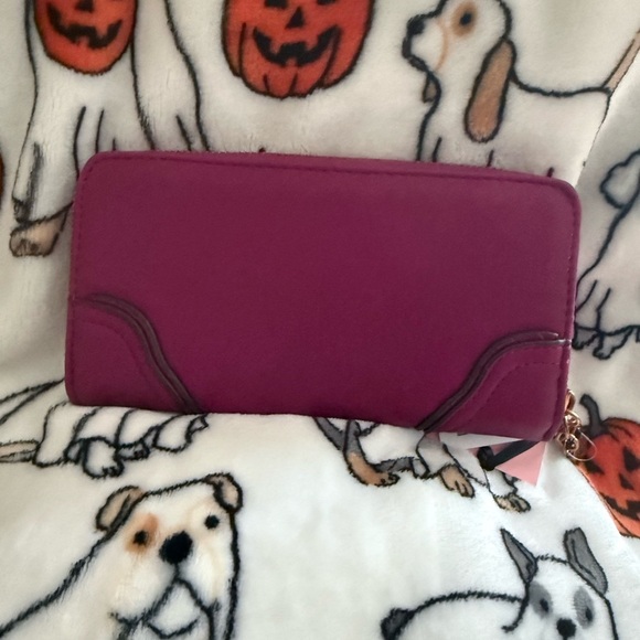 NWT Juicy Couture Romance Zip Around Wallet in Plum Berry - Picture 3 of 4